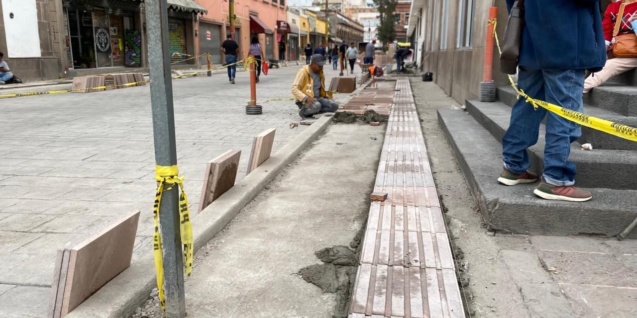 Avanza rehabilitación integral de Julián de los Reyes; se amplía guía podotáctil para mejorar accesibilidad en el Centro Histórico