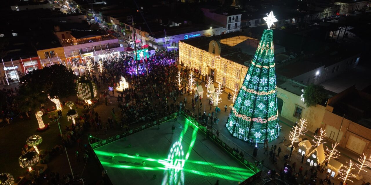 JUAN MANUEL NAVARRO ENCIENDE LA MAGIA Y LA ALEGRÍA DE LA NAVIDAD EN LA PLAZA PRINCIPAL DE SOLEDAD    