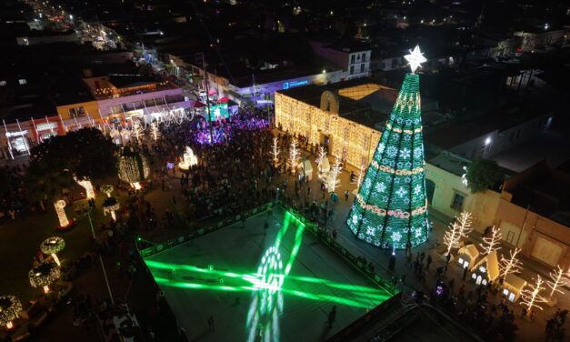 JUAN MANUEL NAVARRO ENCIENDE LA MAGIA Y LA ALEGRÍA DE LA NAVIDAD EN LA PLAZA PRINCIPAL DE SOLEDAD    