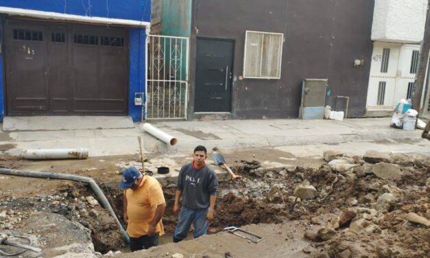 Interapas detiene fuga de agua en Los Arbolitos