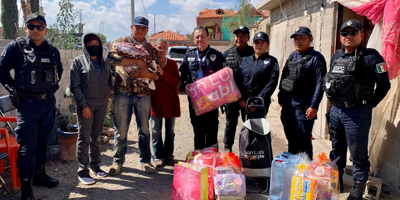 Policía de la Capital visita a bebé nacida a bordo de una patrulla