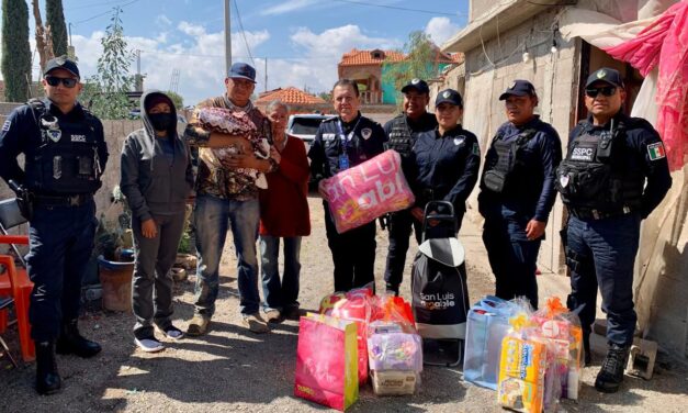 Policía de la Capital visita a bebé nacida a bordo de una patrulla
