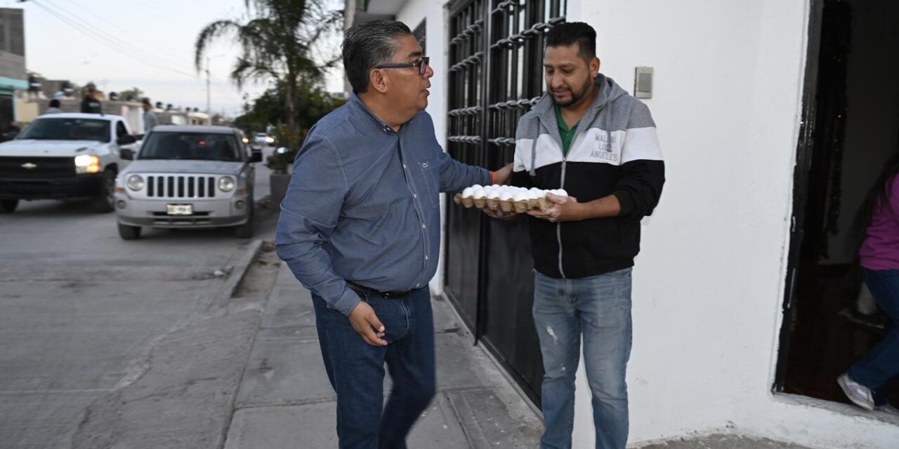 ALCALDE NAVARRO MUÑIZ RECORRE MÁS COLONIAS PARA ENTREGAR APOYO ALIMENTARIO A LAS FAMILIAS