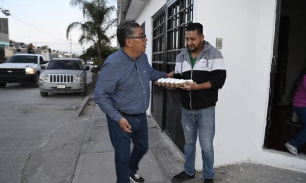 ALCALDE NAVARRO MUÑIZ RECORRE MÁS COLONIAS PARA ENTREGAR APOYO ALIMENTARIO A LAS FAMILIAS