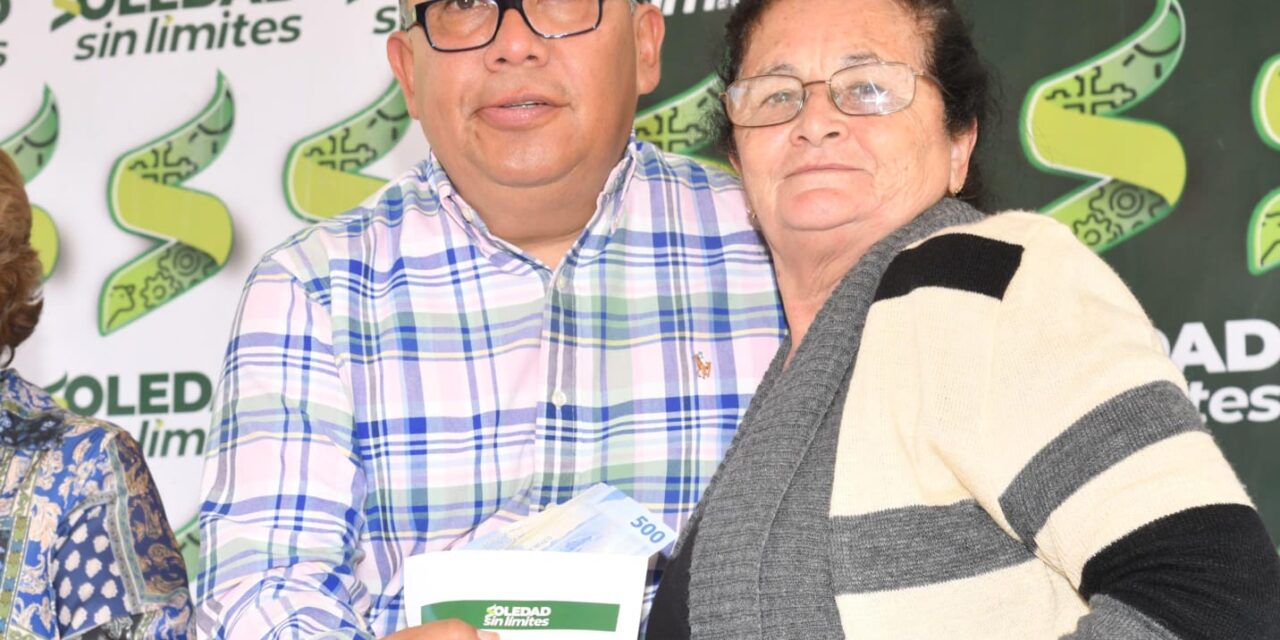 JUAN MANUEL NAVARRO ENTREGA APOYOS ECONÓMICOS A ADULTOS MAYORES EN LA COLONIA SAN ANTONIO