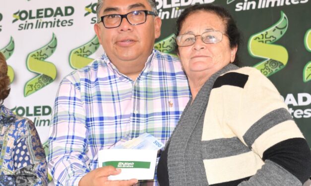 JUAN MANUEL NAVARRO ENTREGA APOYOS ECONÓMICOS A ADULTOS MAYORES EN LA COLONIA SAN ANTONIO