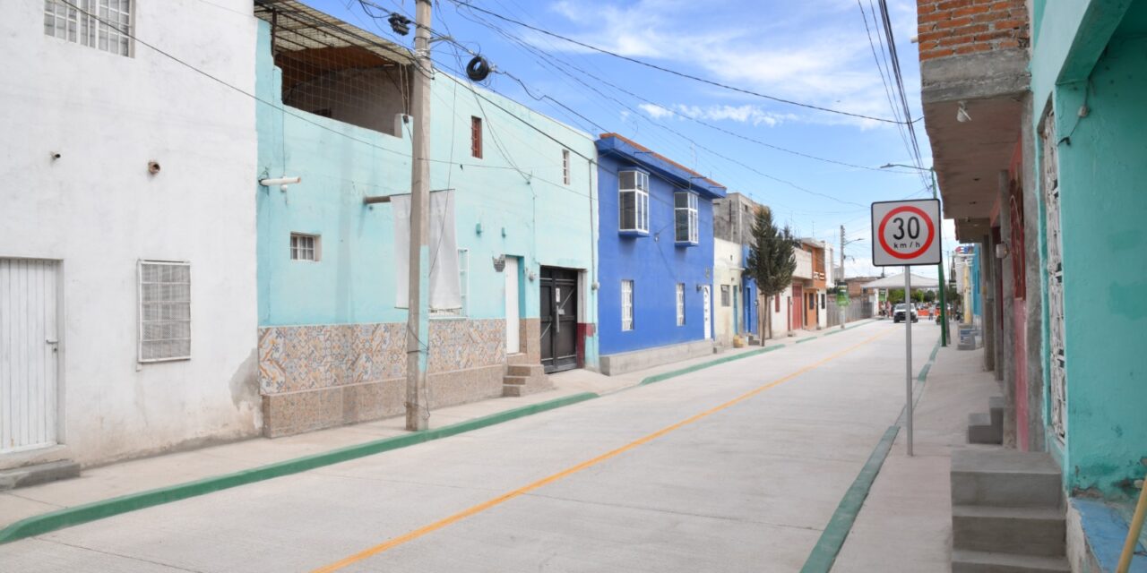 JUAN MANUEL NAVARRO INAUGURA PAVIMENTACIÓN DE CALLE Y ALUMBRADO EN CABECERA MUNICIPAL