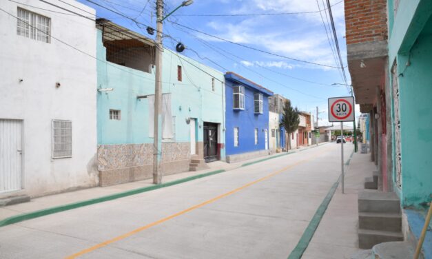 JUAN MANUEL NAVARRO INAUGURA PAVIMENTACIÓN DE CALLE Y ALUMBRADO EN CABECERA MUNICIPAL