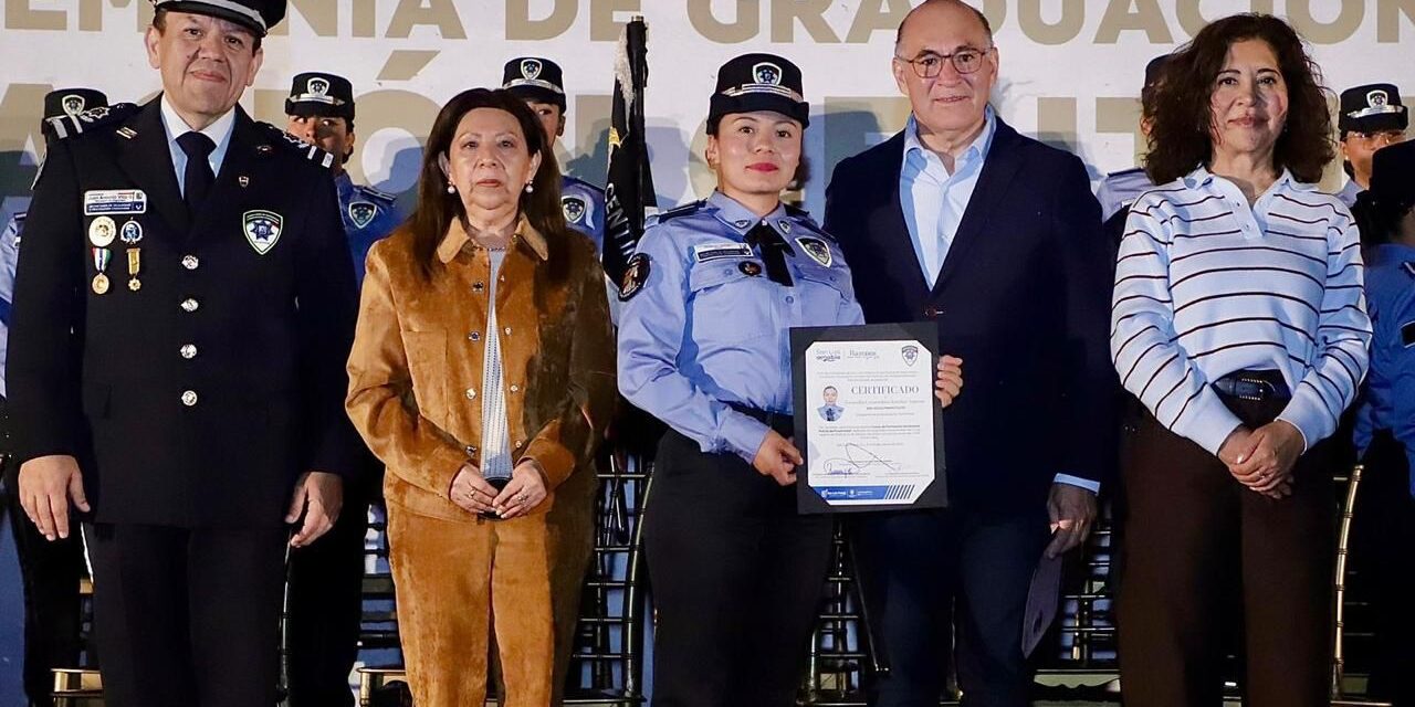 “Firmes y dignas”: Alcalde Galindo gradúa primera generación de Centinelas