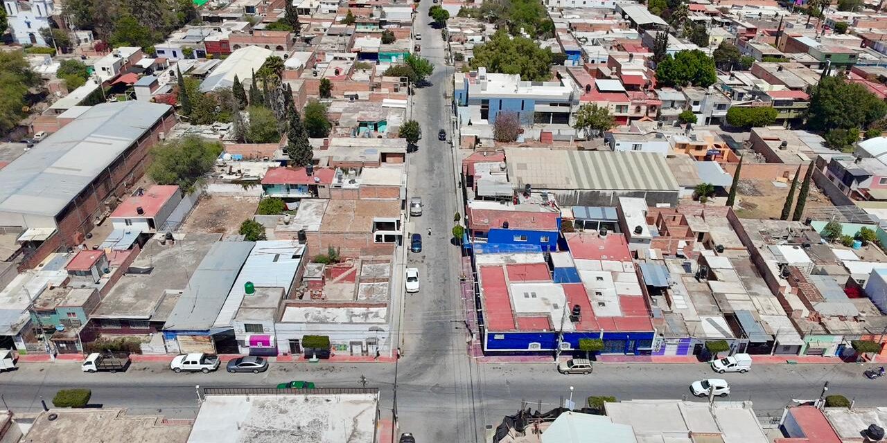 ALCALDE NAVARRO MUÑIZ LE CUMPLE A LA CABECERA MUNICIPAL: AMPLÍA PAVIMENTACIÓN DE CALLE CARLOS DÍEZ GUTIÉRREZ