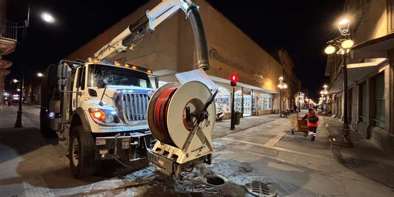 Interapas da continuidad a limpieza de drenajes en el Centro Histórico
