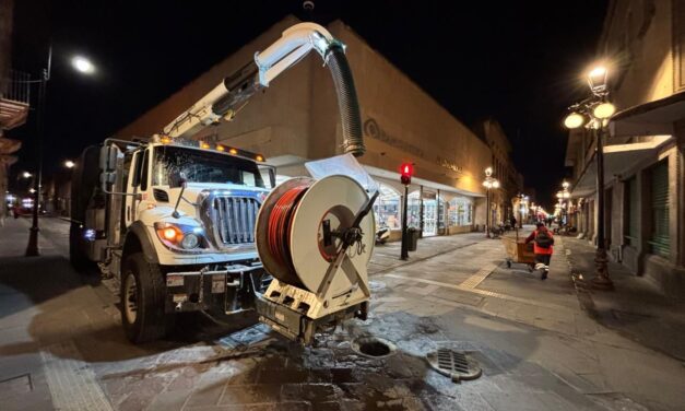 Interapas da continuidad a limpieza de drenajes en el Centro Histórico