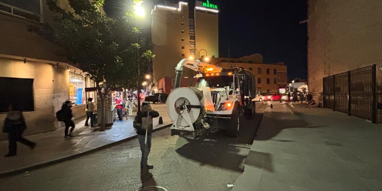 Interapas limpia más de 5 mil metros de drenaje y retira toneladas de basura en el Centro por Semana Santa