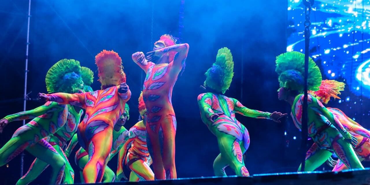 Cientos de familias gozan del colorido y espectáculo musical internacional de Humanicorp en Fundadores