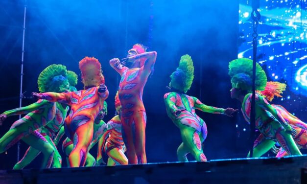 Cientos de familias gozan del colorido y espectáculo musical internacional de Humanicorp en Fundadores