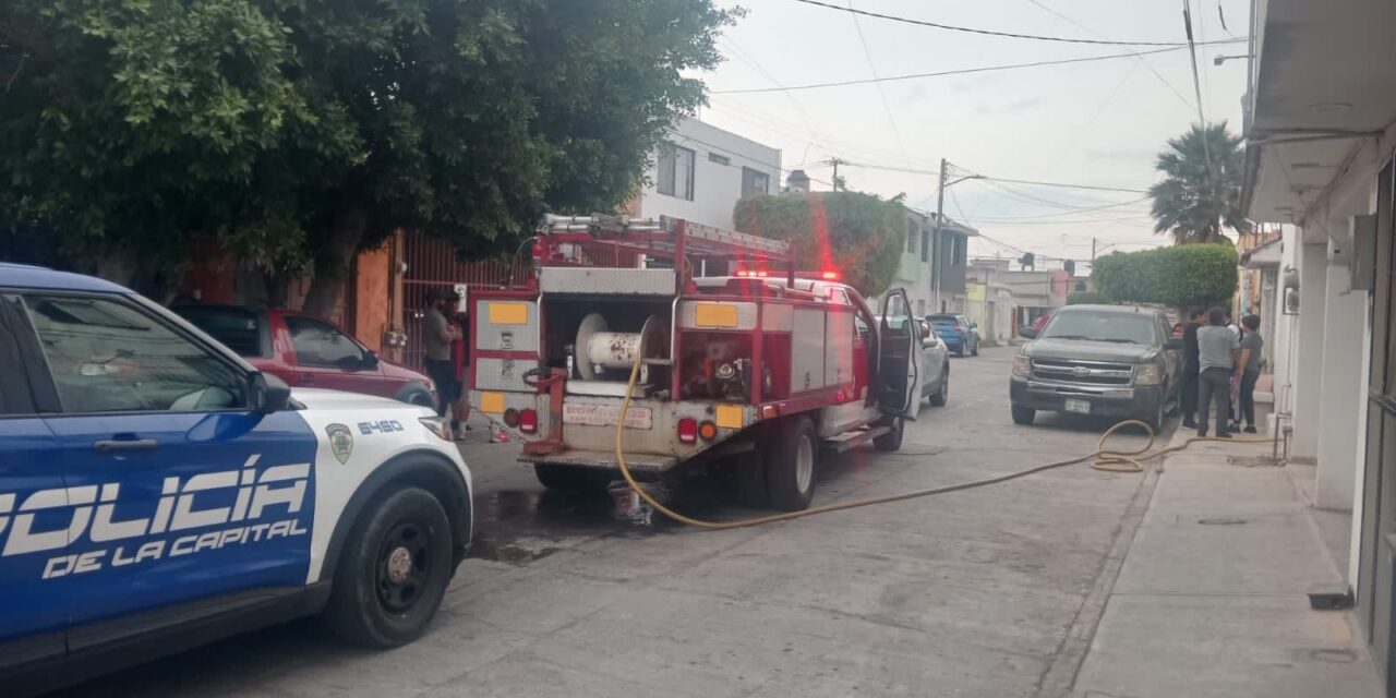 Oficiales de Guardia Municipal y Bomberos controlan incendio de vivienda en la colonia Popular
