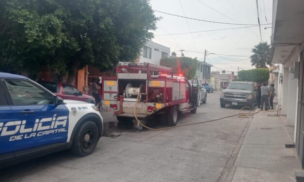 Oficiales de Guardia Municipal y Bomberos controlan incendio de vivienda en la colonia Popular