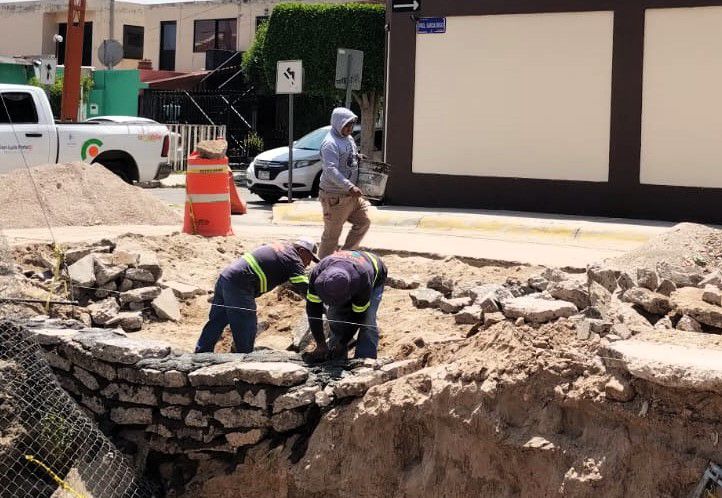 Intervienen vialidad en colonia Del Valle con demolición y reconstrucción integral