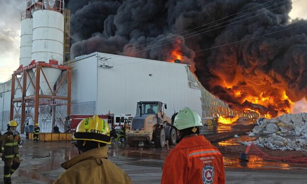 Corporaciones de emergencia atienden incendio en la Zona Industrial