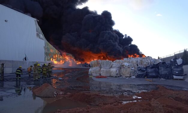 Protección Civil Municipal sigue colaborando en el combate al incendio en Eje 124