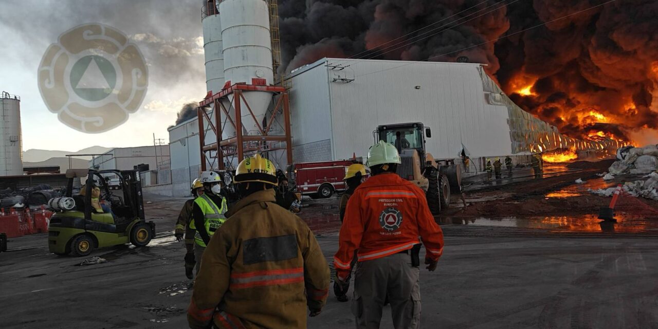Coordinación municipal y cuerpos de emergencia logran controlar incendio en la Zona Industrial