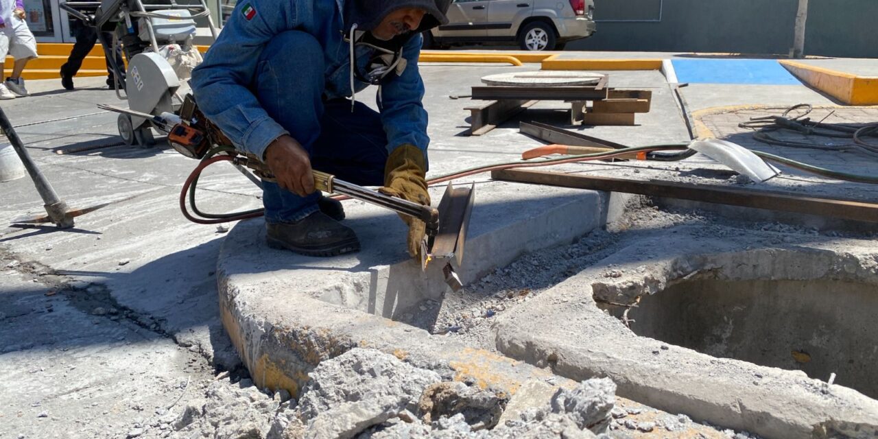 Gobierno de la Capital resuelve registro sin tapa en banqueta de 5 de Mayo y Salvador Nava