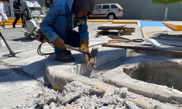 Gobierno de la Capital resuelve registro sin tapa en banqueta de 5 de Mayo y Salvador Nava