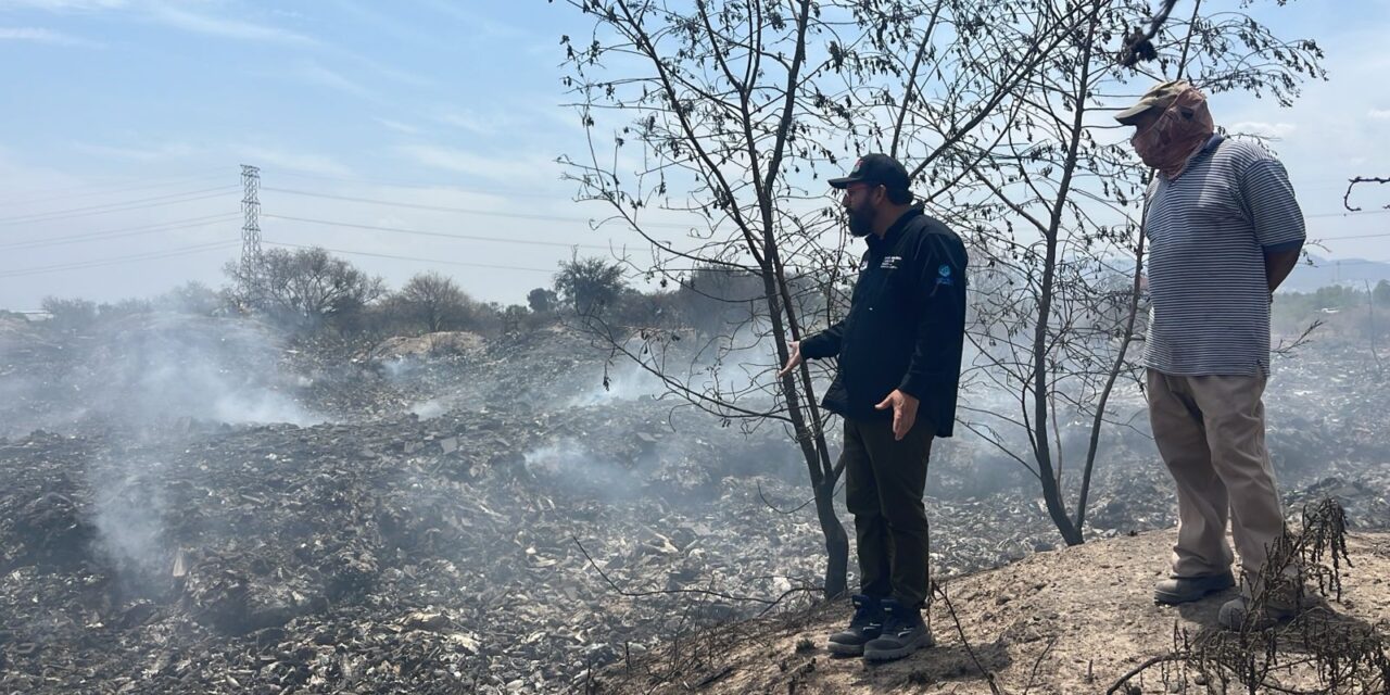 Atienden autoridades municipales incendio y acumulación de basura en El Charquillo del Saucito