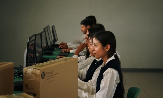ESTADO LLEVA EQUIPOS DE CÓMPUTO A ESTUDIANTES DE VENADO