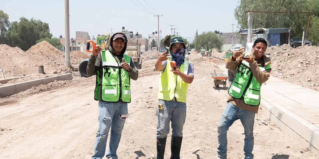 JUAN MANUEL NAVARRO SUPERVISA PAVIMENTACIÓN DE AVENIDA PONCIANO ARRIAGA, UNA VÍA ESTRÁTEGICA PARA EL DESARROLLO