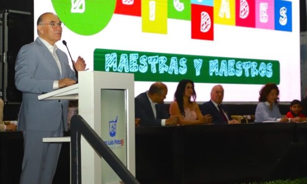 Galindo reconoce y premia a maestros que enseñan, inspiran y encauzan a nuestra niñez