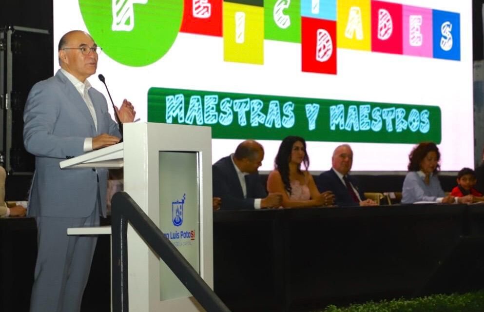 Galindo reconoce y premia a maestros que enseñan, inspiran y encauzan a nuestra niñez