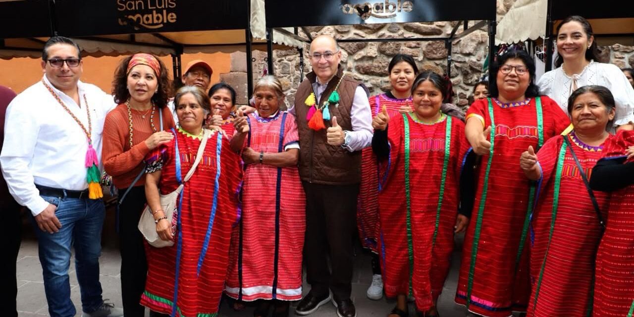 Enrique Galindo embellece el Centro y dignifica al comercio del callejón de San Francisco