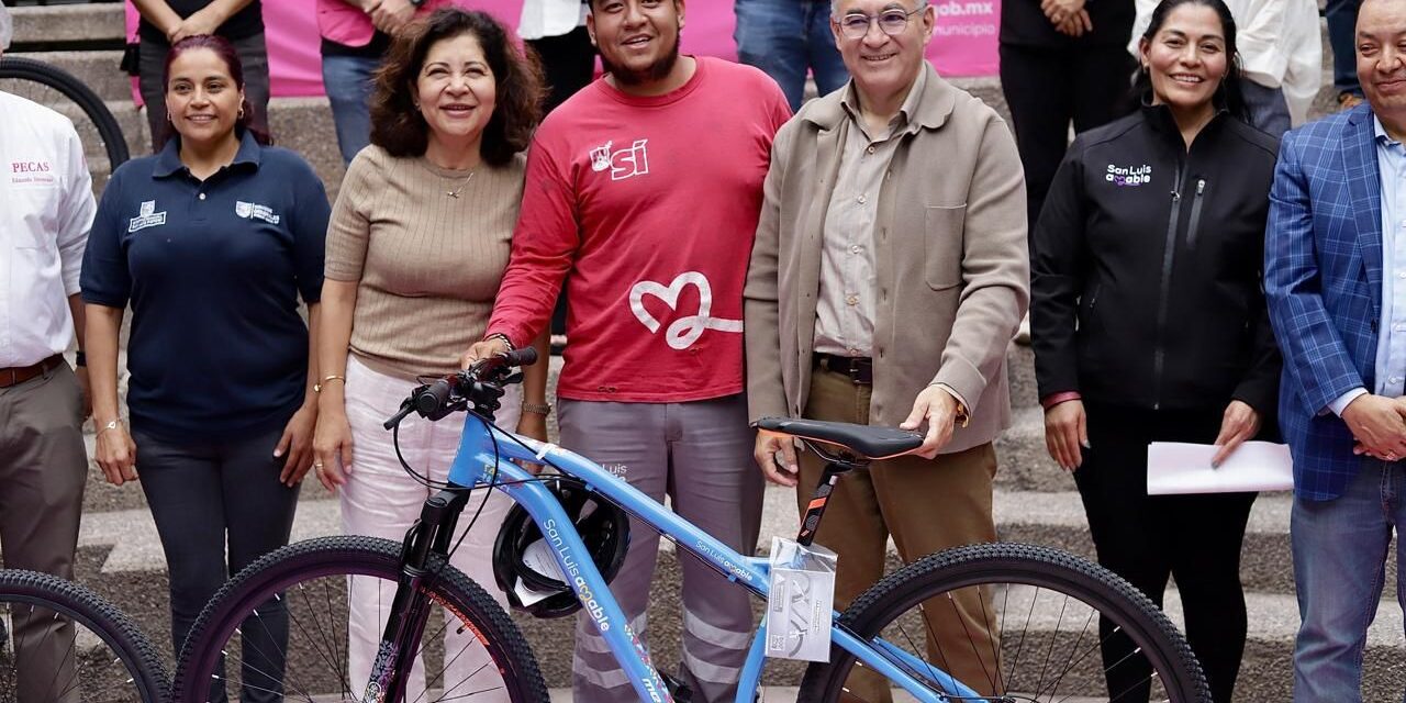 Enrique Galindo entrega bicicletas a personal operativo como estímulo a su importante labor