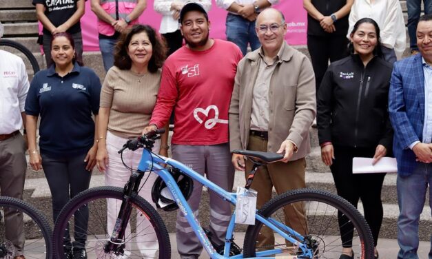Enrique Galindo entrega bicicletas a personal operativo como estímulo a su importante labor