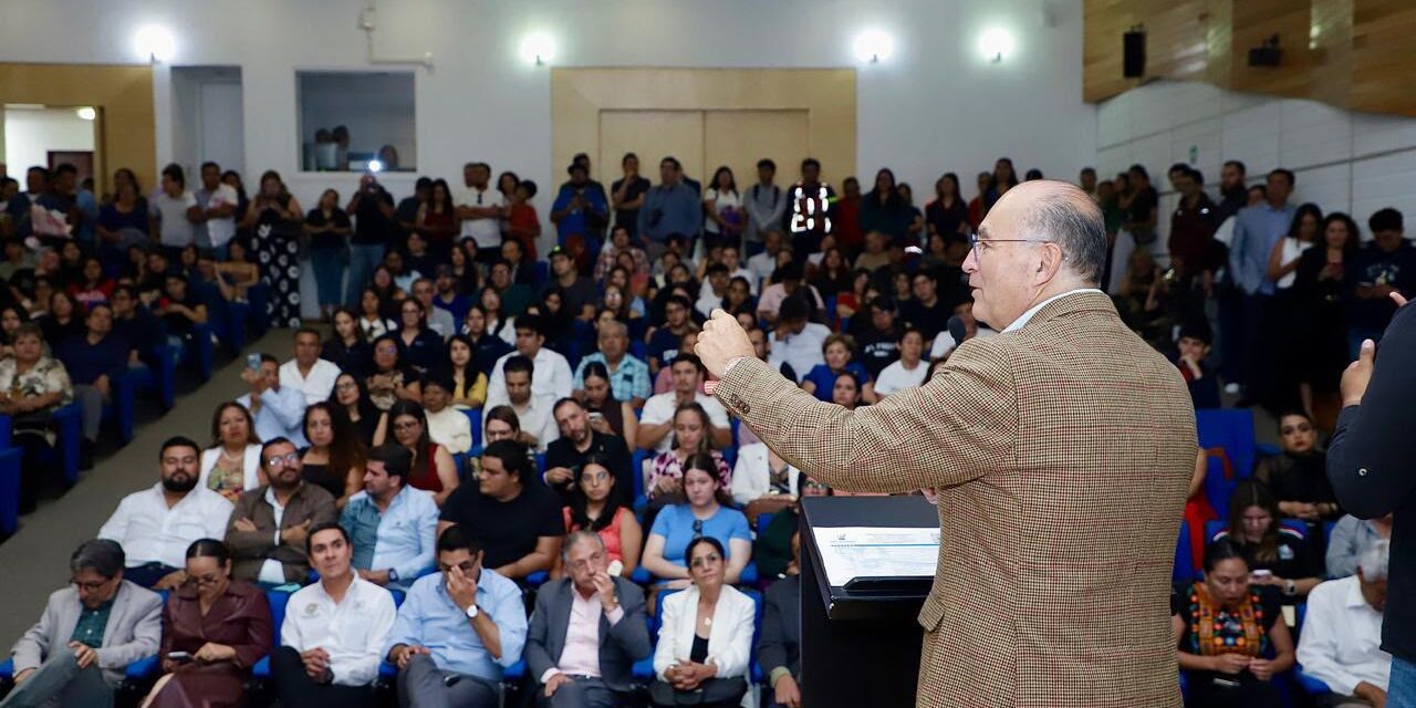 Enrique Galindo premia a lo más destacado de la juventud potosina