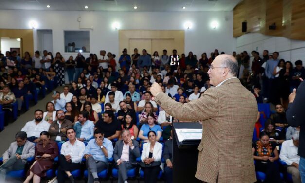 Enrique Galindo premia a lo más destacado de la juventud potosina