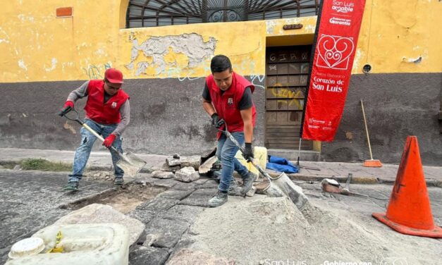 Gobierno de la Capital atiende baches en Manuel del Conde e Independencia